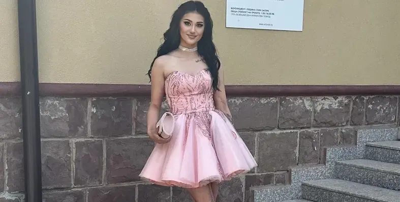 Нарязаната Дебора завърши училище и си изду джуките (СНИМКИ преди и след)