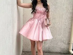 Нарязаната Дебора завърши училище и си изду джуките (СНИМКИ преди и след)