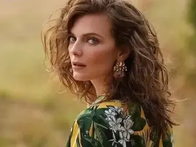 Нора Шопова учи на мода в нета