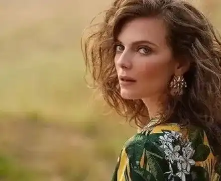 Нора Шопова учи на мода в нета