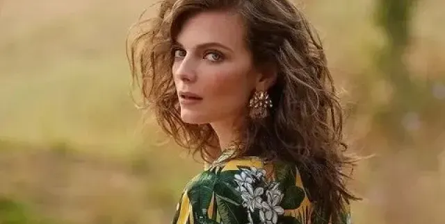 Нора Шопова учи на мода в нета