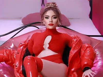 Новата на Меди пее по чорапогащник