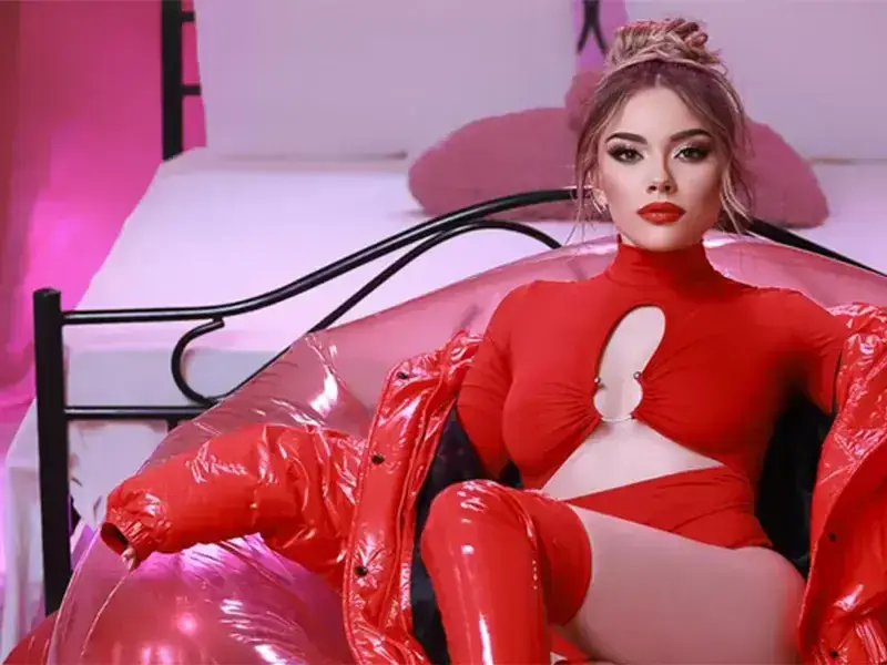 Новата на Меди пее по чорапогащник