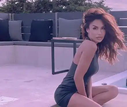 ПРЕКАЛИ С ФОТОШОПА: Моника се пусна с три крака! (СНИМКИ)