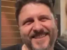 Секссимвол?! Блатечки заприлича на чичка с шкембе (СНИМКИ)