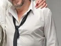 Секссимвол?! Блатечки заприлича на чичка с шкембе (СНИМКИ)