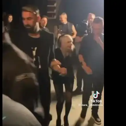 СМУЩАВАЩО бекстейдж ВИДЕО показа как Лили едва стои на краката си