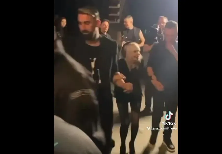 СМУЩАВАЩО бекстейдж ВИДЕО показа как Лили едва стои на краката си