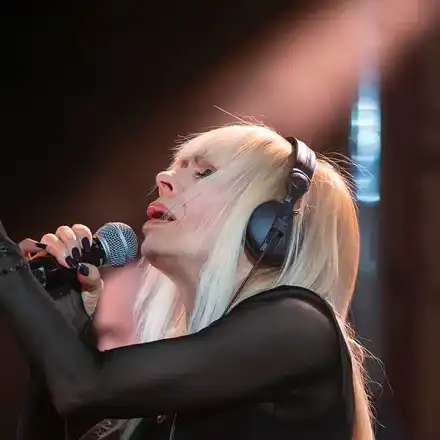 Срокът на годност изтече: Лили оглушава, забравя текстовете на песните си