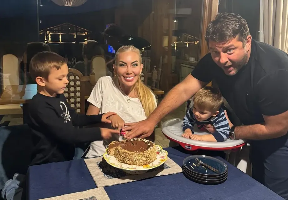 Съученици на Антония Петрова разкриха: ЛЪЖЕ, че е на 40 години!