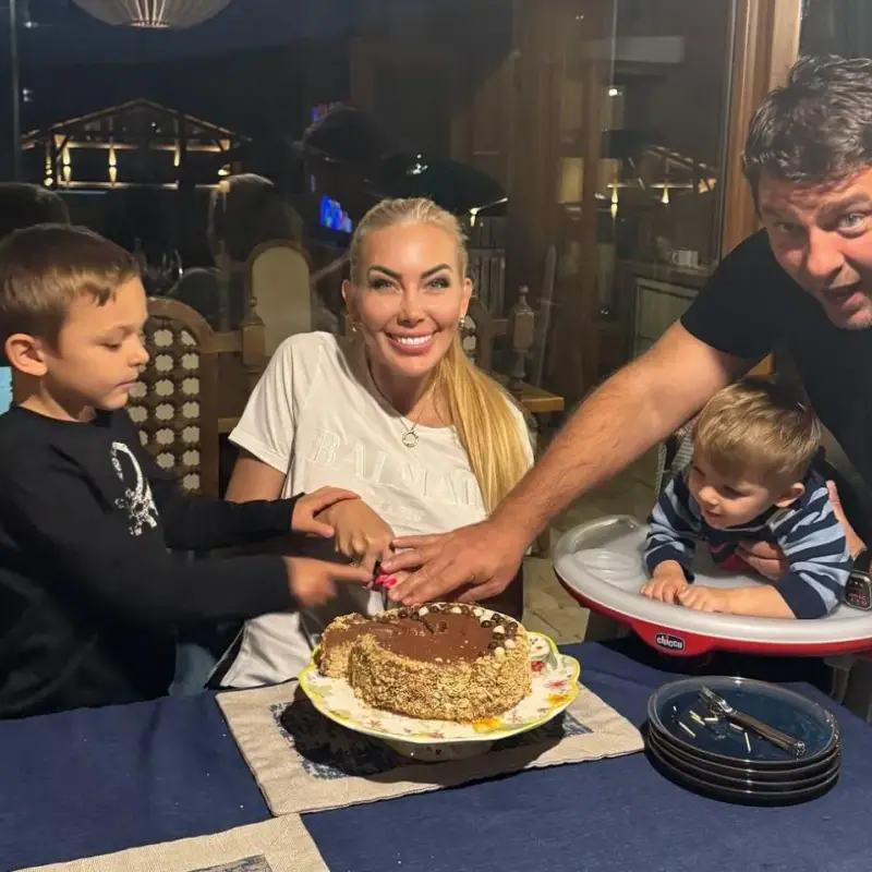 Съученици на Антония Петрова разкриха: ЛЪЖЕ, че е на 40 години!