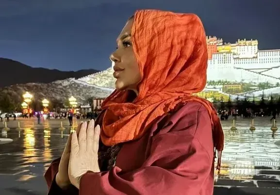 Бизнесдамата Ваня Червенкова обикаля Тибет (СНИМКИ)