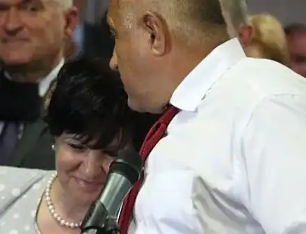 За да е пак на власт: Караянчева "забрави", че е ПКП, прости на шефа си грозната гавра