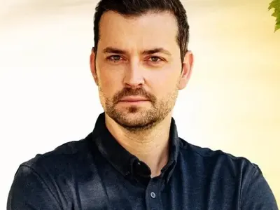 Зомбори бяга от театъра, намери си филмов агент, мисли за музикални проекти