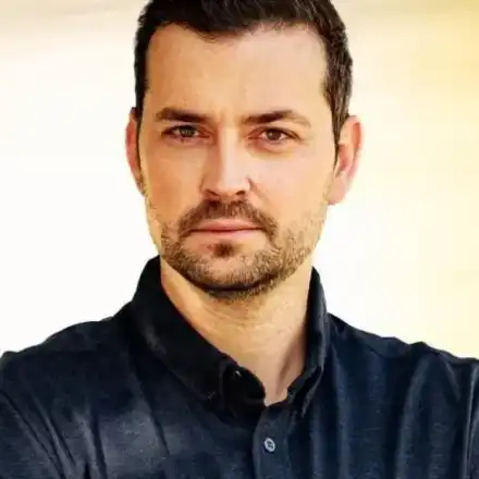 Зомбори бяга от театъра, намери си филмов агент, мисли за музикални проекти