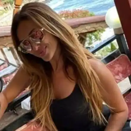 51-годишната Глория прибра младия любовник в дома си