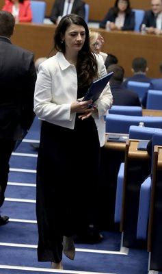 Горещи мацки превзеха парламента (СНИМКИ)