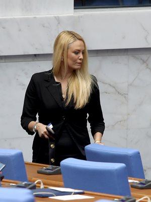 Горещи мацки превзеха парламента (СНИМКИ)