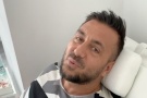 Константин го закъса със здравето, изгуби и гласа си