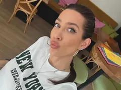 Александра Тюркмен похапва с приятелки