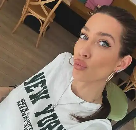 Александра Тюркмен похапва с приятелки