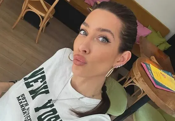 Александра Тюркмен похапва с приятелки