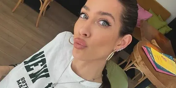 Александра Тюркмен похапва с приятелки