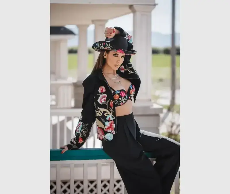 Анелия се кахъри за мистериозен мъж