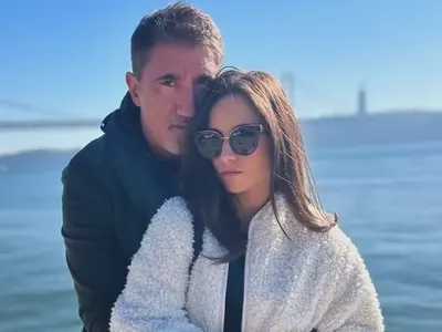 Башар Рахал се гушка с гаджето край морето