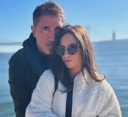 Башар Рахал се гушка с гаджето край морето