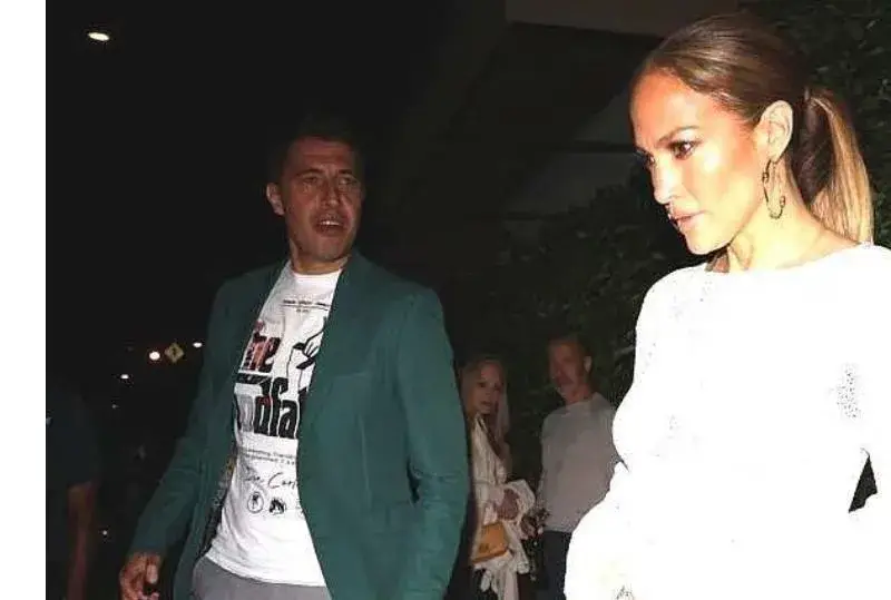 Българин брани Джей Ло от папараци