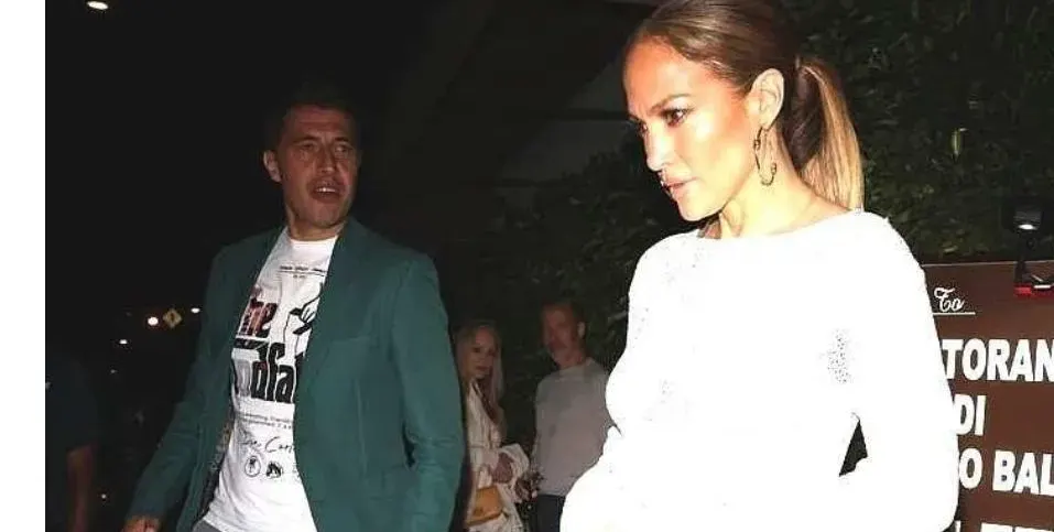 Българин брани Джей Ло от папараци