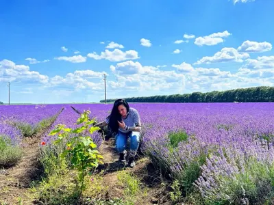 Цеци Красимирова плува в море от лавандула