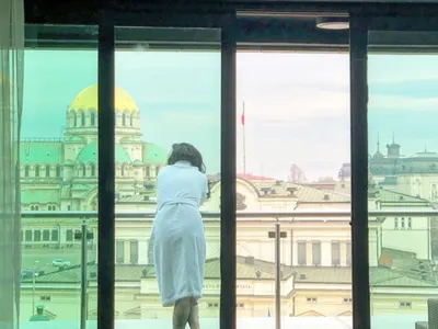 Цеци Красимирова се наслаждава по халат на Парламента