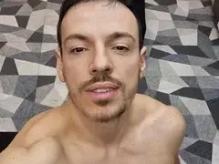 Даниел Петканов се гушка с ново гадже (СНИМКИ от спалнята)