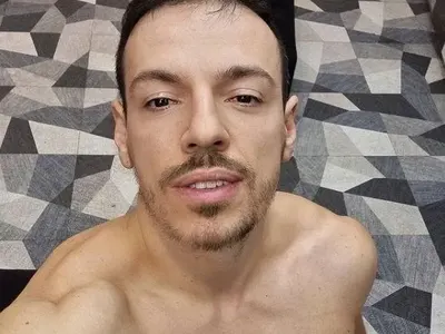 Даниел Петканов се гушка с ново гадже (СНИМКИ от спалнята)