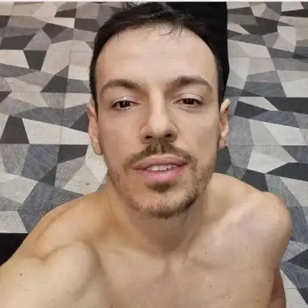 Даниел Петканов се гушка с ново гадже (СНИМКИ от спалнята)