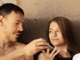 Даниел Петканов се гушка с ново гадже (СНИМКИ от спалнята)