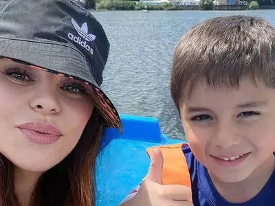 Деси Слава кара водно колело със сина си