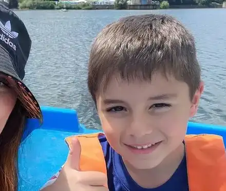 Деси Слава кара водно колело със сина си