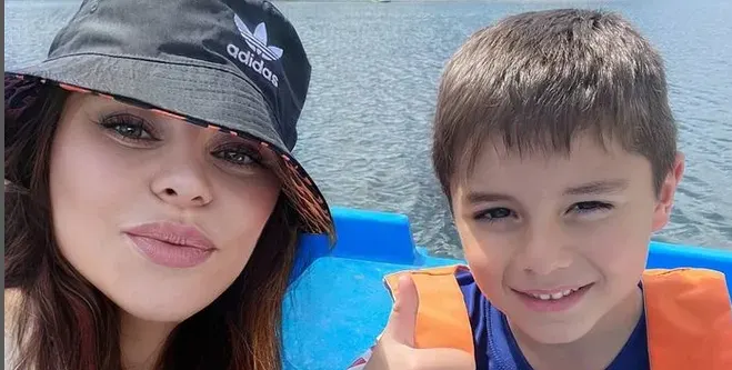 Деси Слава кара водно колело със сина си