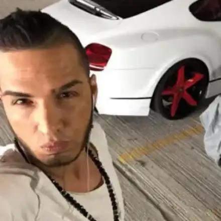 Джино кара „Бентли” и пазарува в мола, но няма пари за заплати