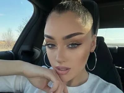 ДРЕМЕ й на короната! Вижте как отлюспената миска Елизабет Кравец плюе по конкурса