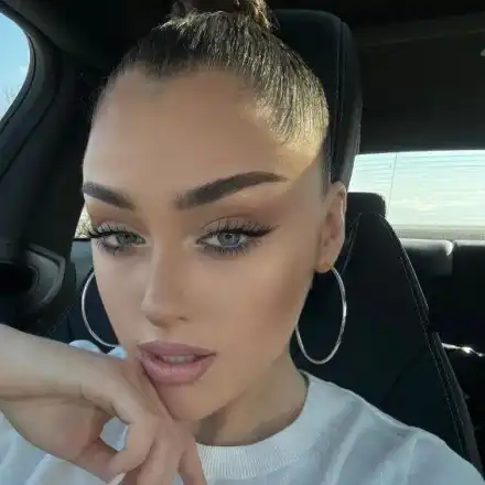 ДРЕМЕ й на короната! Вижте как отлюспената миска Елизабет Кравец плюе по конкурса