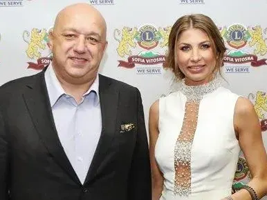 Гаджето на Красен Кралев се фука с чанта за 30 бона (Снимки)