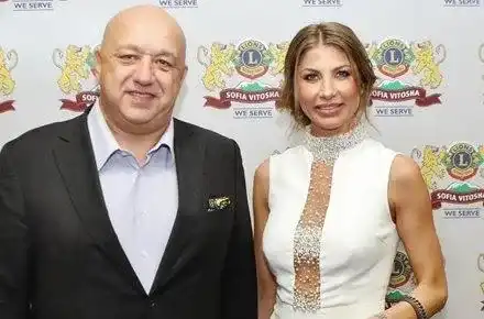 Гаджето на Красен Кралев се фука с чанта за 30 бона (Снимки)