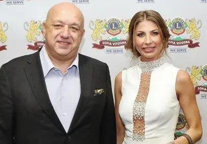 Гаджето на Красен Кралев се фука с чанта за 30 бона (Снимки)