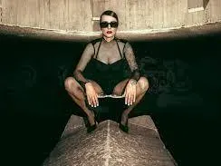 Гавра с националните светини: Рапъри се облекчават пред парламента, Камелия поруга знамето ни! (Още изцепки на „звездите“)