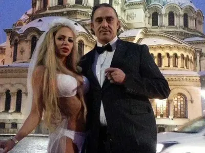 Гавра с националните светини: Рапъри се облекчават пред парламента, Камелия поруга знамето ни! (Още изцепки на „звездите“)