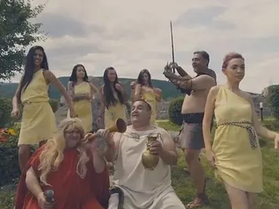 Гавра с националните светини: Рапъри се облекчават пред парламента, Камелия поруга знамето ни! (Още изцепки на „звездите“)